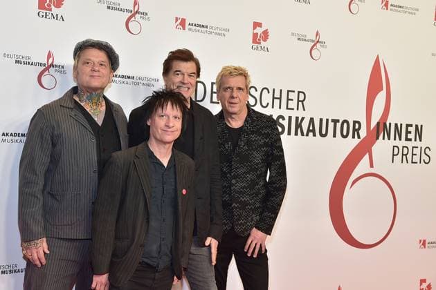 16 MusikAutorenPreis 2025 GEMA EHRT DIE TOTEN HOSEN MIT DEM SONDERPREIS ãINSPIRATIONÒ, Die Toten Hosen ; Gesang á Campino ; E-Gitarre á Andreas von Holst ; E-Gitarre. Michael Breitkopf ; E-Bass á Andreas Meurer. Campino beim 16. MusikAutorenPreis 2025 im Hotel Ritz Charlton in Berlin, am 27.02.2025