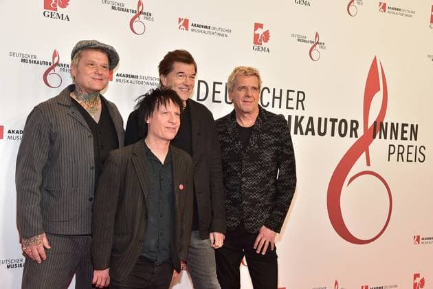 16 MusikAutorenPreis 2025 GEMA EHRT DIE TOTEN HOSEN MIT DEM SONDERPREIS INSPIRATION, Die Toten Hosen ; Gesang Â· Campino ; E-Gitarre Â· Andreas von Holst ; E-Gitarre. Michael Breitkopf ; E-Bass Â· Andreas Meurer. Campino beim 16. MusikAutorenPreis 2025 im Hotel Ritz Charlton in Berlin, am 27.02.2025