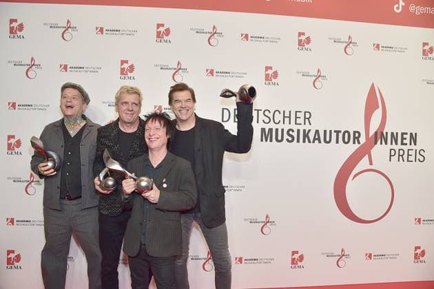 16 MusikAutorenPreis 2025 GEMA EHRT DIE TOTEN HOSEN MIT DEM SONDERPREIS INSPIRATION, Die Toten Hosen ; Gesang Â· Campino ; E-Gitarre Â· Andreas von Holst ; E-Gitarre. Michael Breitkopf ; E-Bass Â· Andreas Meurer. Campino beim 16. MusikAutorenPreis 2025 im Hotel Ritz Charlton in Berlin, am 27.02.2025