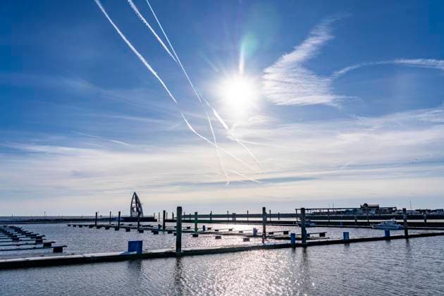 Die Ostfriesische Nordseeinsel Juist im Winter, leerer Sporthafen, Aussichtsturm Seezeichen Juist, Niedersachsen, Deutschland Juist Winter *** The East Frisian North Sea island of Juist in winter, empty sports harbor, lookout tower Seezeichen Juist, Lower Saxony, Germany Juist winter