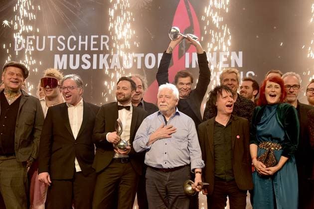 16 MusikAutorenPreis 2025 Buehnenabschlussbild vieler Gewinner mit Wolf Biermann, Sein Lebenswerk und TOTEN HOSEN MIT DEM SONDERPREIS INSPIRATION beim 16. MusikAutorenPreis 2025 im Hotel Ritz Charlton in Berlin, am 27.02.2025