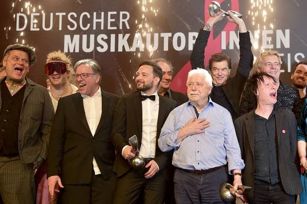 16 MusikAutorenPreis 2025 Bühnenabschlussbild mit den Toten Hosen, Ski Aggu, Wolf Biermann und anderer Preisträger beim 16. MusikAutorenPreis 2025 im Hotel Ritz Charlton in Berlin, am 27.02.2025
