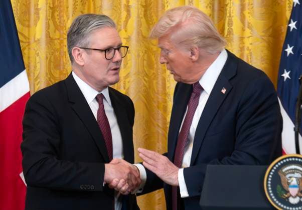 News Themen der Woche KW09 News Bilder des Tages February 27, 2025, Washington, District Of Columbia, USA: United States President Donald J Trump and Prime Minister Keir Starmer of the United Kingdom shake hands as they conclude a joint press conference in the East Room of the White House in Washington, DC, on Thursday, February 27, 2025 Washington USA - ZUMAs152 20250227_faa_s152_084 Copyright: xRonxSachsx