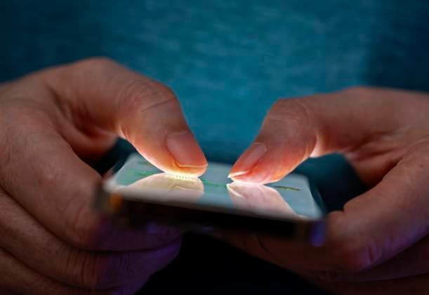 27.02.2025, Thema Smartphone-Nutzung, Frau tippt auf einem Apple iPhone13 Smartphone-Screen SMS. Das Bild zeigt eine Person, die in einer schlecht beleuchteten Umgebung ein Smartphone benutzt. Die Beleuchtung hebt die Finger des Benutzers und den Bildschirm des Smartphones hervor. 27.02.2025, Smartphone 27.02.2025, Smartphone *** 27 02 2025, Smartphone use theme, woman typing on an Apple iPhone13 Smartphone Screen SMS The image shows a person using a smartphone in a poorly lit environment The lighting highlights the users fingers and the smartphone screen 27 02 2025, Smartphone 27 02 2025, Smartphone