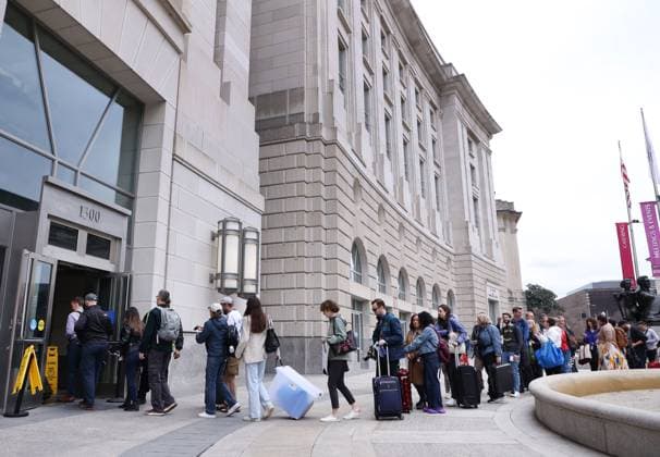 News Themen der Woche KW09 News Bilder des Tages February 27, 2025, Washington Dc, Virginia, USA: Workers of United States Agency for International Development (USAID) line up to enter the USAID headquarters in Washington DC to gather their personal belongings,, on February 27, 2025. Workers have been given 15 minutes to retrieve personal belongings from their former offices. Most employees at USAID have been placed on leave or fired by midnight on February 23, the aid agency said, as President Donald Trump s administration plows ahead in slashing government spending. Washington Dc USA - ZUMAs337 20250227_znp_s337_048 Copyright: xGentxShkullakux