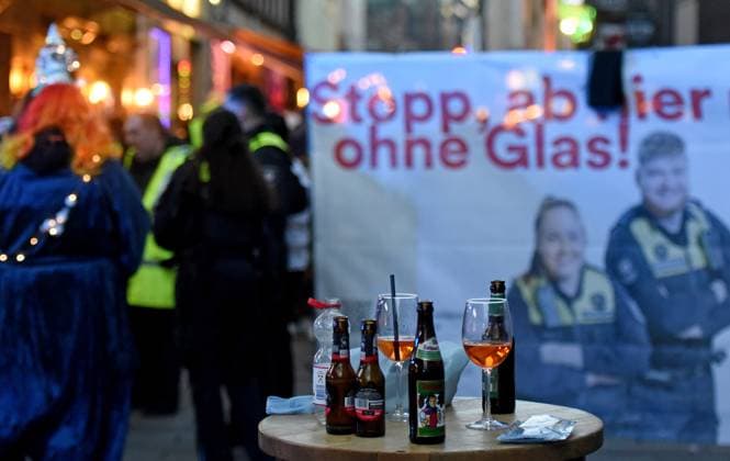 News Themen der Woche KW09 News Bilder des Tages In der Altstadt in Düsseldorf ist der Straßenkarneval eröffnet. An Altweiber feiern die Menschen in den Gassen den Karneval. Auf der Hunsrückenstraße stehen Gläser und Flaschen auf einem Tisch vor dem Plakat Stopp, ab hier ohne Glas. Düsseldorf Deutschland *** The street carnival is open in Düsseldorfs old town On Old Wives Day, people celebrate the carnival in the alleyways On Hunsrückenstrasse, glasses and bottles stand on a table in front of the poster Stop, no glass from here Düsseldorf Germany