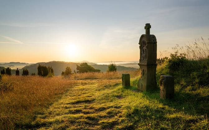 Panoramabild der Sommerlandschaft in der Eifel bei Blankenheim bei Sonnenaufgang, Nordrhein-Westfalen, Deutschland *** Panorama picture the Summer landscape in the Eifel at Blankenheim at Sunrise, North Rhine Westphalia, Germany 1100103237