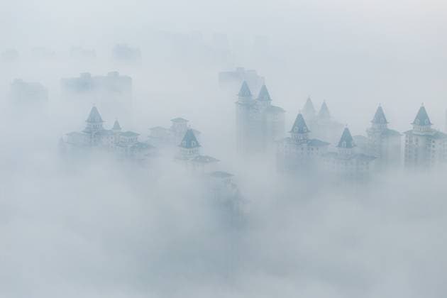News Themen der Woche KW09 News Bilder des Tages Heavy Fog Hit Kunshan KUNSHAN, CHINA - FEBRUARY 28, 2025 - High-rise buildings loom in thick fog in Kunshan city, Jiangsu province, China, February 28, 2025. Kunshan Jiangsu China  Copyright: xCFOTOx i1740711503855