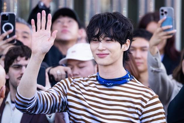 News - Prada - Arrivals - Milan Fashion Week - Womenswear Fall Winter 2025 2026 Byeon Woo-seok is seen arriving at the Prada fashion show during the Milan Fashion Week - Womenswear Fall Winter 2025 2026 on February 27, 2025 in Milan, Italy. Photo: Cinzia Camela. MILAN Fondazione Prada Italy Copyright: xCinziaxCamelax xLiveMediax LPN_1756710