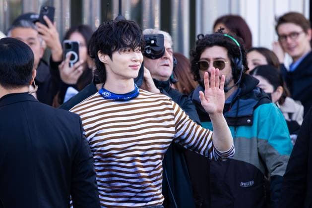News - Prada - Arrivals - Milan Fashion Week - Womenswear Fall Winter 2025 2026 Byeon Woo-seok is seen arriving at the Prada fashion show during the Milan Fashion Week - Womenswear Fall Winter 2025 2026 on February 27, 2025 in Milan, Italy. Photo: Cinzia Camela. MILAN Fondazione Prada Italy Copyright: xCinziaxCamelax xLiveMediax LPN_1756713