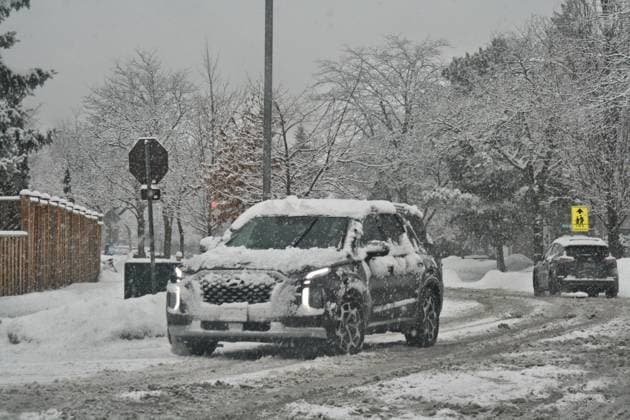 Heavy Snow Falling In Toronto, Canada Drivers navigate slippery roads as heavy snow falls in Toronto, Ontario, Canada, on February 27, 2025. Toronto Ontario Canada  Copyright: xCreativexTouchxImagingxLtdx originalFilename: friedman-heavysno250227_npJJU.jpg