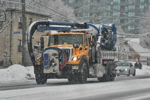 Heavy Snow Falling In Toronto, Canada Drivers navigate slippery roads as heavy snow falls in Toronto, Ontario, Canada, on February 27, 2025. Toronto Ontario Canada  Copyright: xCreativexTouchxImagingxLtdx originalFilename: friedman-heavysno250227_npLxd.jpg