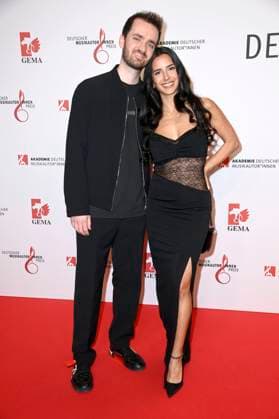 Tom Hengelbrock und Freundin Melisa beim 16. Deutschen Musikautor*innenpreis der GEMA 2025 im Hotel The Ritz-Carlton. Berlin, 27.02.2025