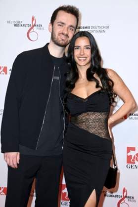 Tom Hengelbrock und Freundin Melisa beim 16. Deutschen Musikautor*innenpreis der GEMA 2025 im Hotel The Ritz-Carlton. Berlin, 27.02.2025
