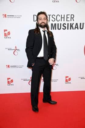 Oezguer Yildirim beim 16. Deutschen Musikautor*innenpreis der GEMA 2025 im Hotel The Ritz-Carlton. Berlin, 27.02.2025