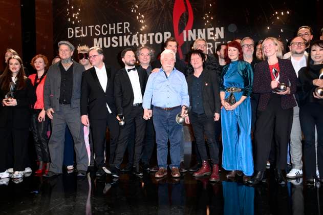 Die Preisträger und Laudatoren beim 16. Deutschen Musikautor*innenpreis der GEMA 2025 im Hotel The Ritz-Carlton. Berlin, 27.02.2025