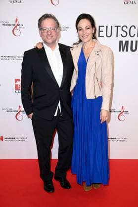 Martin Lingnau mit Ehefrau Annic beim 16. Deutschen Musikautor*innenpreis der GEMA 2025 im Hotel The Ritz-Carlton. Berlin, 27.02.2025