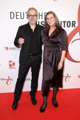 Stefan Will und Michaela Hilchenbach beim 16. Deutschen Musikautor*innenpreis der GEMA 2025 im Hotel The Ritz-Carlton. Berlin, 27.02.2025