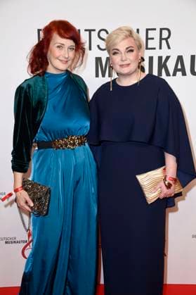 Diane Weigmann und Ela Steinmetz beim 16. Deutschen Musikautor*innenpreis der GEMA 2025 im Hotel The Ritz-Carlton. Berlin, 27.02.2025