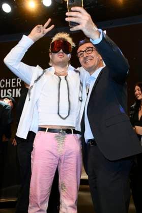 Ski Aggu und Cem Özdemir beim 16. Deutschen Musikautor*innenpreis der GEMA 2025 im Hotel The Ritz-Carlton. Berlin, 27.02.2025