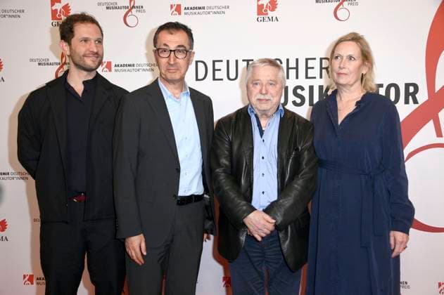 Gast, Cem Özdemir, Wolf Biermann und Pamela Biermann beim 16. Deutschen Musikautor*innenpreis der GEMA 2025 im Hotel The Ritz-Carlton. Berlin, 27.02.2025