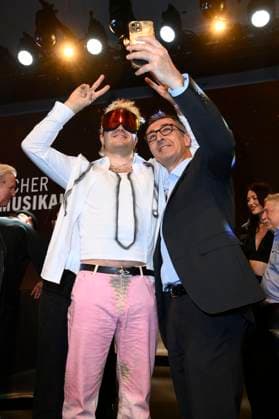 Ski Aggu und Cem Özdemir beim 16. Deutschen Musikautor*innenpreis der GEMA 2025 im Hotel The Ritz-Carlton. Berlin, 27.02.2025