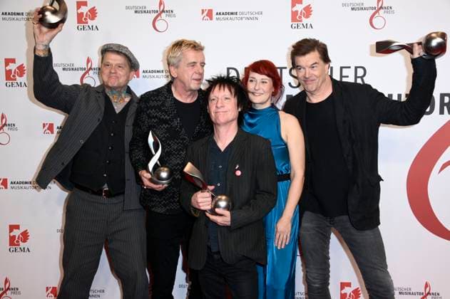Andreas von Holst, Andreas Meurer, Vom Ritchie und Campino von den Toten Hosen mit Diane Weigmann beim 16. Deutschen Musikautor*innenpreis der GEMA 2025 im Hotel The Ritz-Carlton. Berlin, 27.02.2025