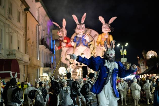 Bilder des Jahres 2025, News 02 Februar Traditional Viareggio Carnival parade, Italy - 27 Feb 2025 night parade during Carnival. The Viareggio Carnival is a historical event that has taken place in February since its inception in 1873, featuring at the centerpiece parades of satirical floats showcasing huge and intricate papier-mache sculptures. 27 02 2025, Credit:Stefano Dalle Luche Avalon Italia, Lucca, Viareggio, Viareggio  Copyright: xStefanoxDallexLuchex xAvalonx 0970050555