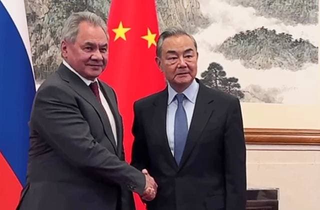 News Themen der Woche KW09 News Bilder des Tages China Russia Security 8868102 28.02.2025 In this video grad, Russian Security Council Secretary Sergei Shoigu and Chinese Foreign Minister Wang Yi shake hands as they pose for photos before a meeting in Beijing, China. Sputnik China  Copyright: xx