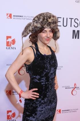 27.02.2025 , Haiyti auf dem roten Teppich zum Deutscher Musikautorenpreis 2025, The Ritz-Carlton, Berlin, Berlin
