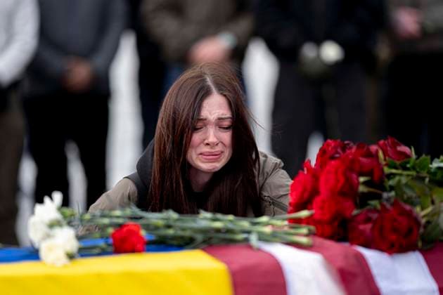 News Themen der Woche KW09 News Bilder des Tages Friends and fellow soldiers lay flowers on coffin at Memorial service for U.S. Marine Corps veteran Ethan Hertweck, who fell serving as a combat medic with the Ukrainian armed forces. Hertweck fell in late 2023 in Avdiivka, but his body has only now been recovered Kyiv Kyiv City Ukraine