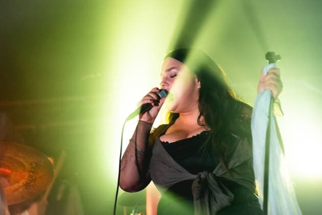 Entertainment Themen der Woche KW09 Bilder des Jahres 2025, Entertainment 02 Februar Sarah Klang live in Malmoe, Sweden Malmoe, Sweden. 27th, February 2025. The Swedish singer and songwriter Sarah Klang performs a live concert at Plan B in Malmoe. Sweden, Malmö  Copyright: xGonzalesxPhoto JoexMillerx