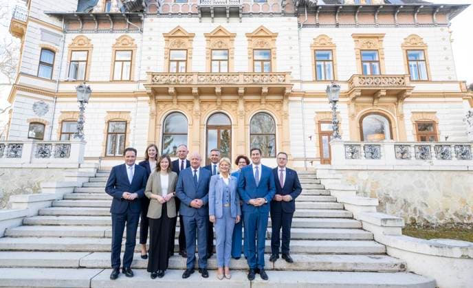 News Themen der Woche KW09 News Bilder des Tages photonews.at - Wien, 28.02.2025. Die OEVP stellt ihr Regierungsteam in der Politschen Akedemie der OEVP vor. PHOTO: designierter Sts fuer Digitalisierung und Extremismus sowie Regierungkoordnator Alexander Proell (OEVP), designierte Staatssekretaerin im Finanzministerium Barbara Eibinger-Miedl (OEVP), designierte Kanzlerantministerin fuer Integration, Familie, Jugend und EU-Agenden Claudia Plakolm (OEVP), Innenminister Gerhard Karner (OEVP), designierter Bundeskanzler Christian Stocker (OEVP), designieter Wirtschaftsminister Wolfgang Hattmannsdorfer (OEVP), Verteidigungsministerin Klaudia Tanner (OEVP), designierte Staatssekretaerin fuer Startups, Energie und Tourismus Elisabeth Zehetner (OEVP), designierter Sts fuer Digitalisierung und 
