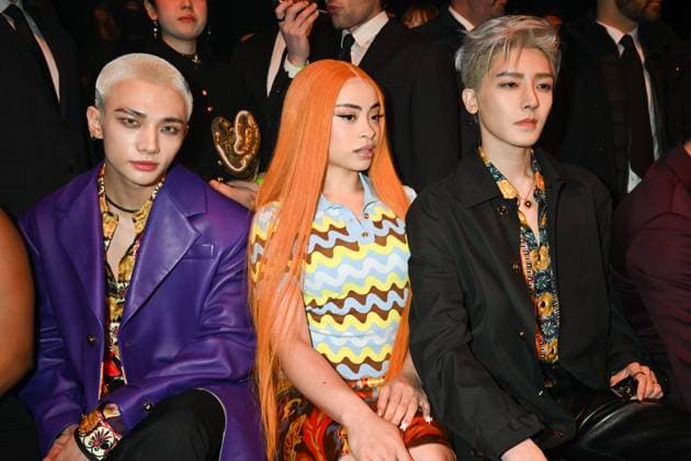 Milan, Milan Women s Fashion Week: Fall Winter 2025 - Women s Fashion, Fall Winter 2025.- Versace fashion show - guests. in the photo: Hyunjin, Ice Spice, Hou Minghao  Copyright: xSimonaxChiocciax xipa-agency.netx xSimonaxChiocciax IPA_Agency_IPA54704399