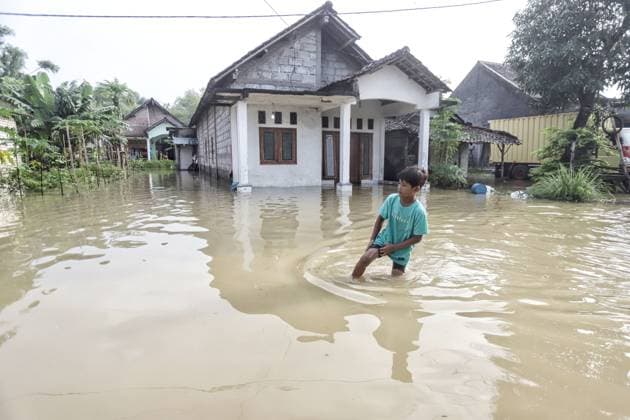 News Themen der Woche KW09 News Bilder des Tages (250301) -- MOJOKERTO, March 1, 2025 -- A boy wades through flood water after heavy rain in Mojokerto, East Java, Indonesia, March 1, 2025. (Photo by Xinhua) INDONESIA-MOJOKERTO-FLOOD Saddam 