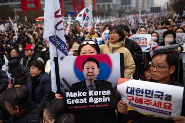 Bilder des Jahres 2025, News 03 März News Themen der Woche KW09 News Bilder des Tages Thousands Rally In Seoul Calling For President Yoon™s Release And Impeachment Dismissal Thousands of participants gather in front of IFC in Yeouido, Seoul, South Korea, for the Save Korea rally, organized by Segero Church of the Presbyterian Church in Korea (Kosin) in Songjeong-dong, Gangseo-gu, Busan. The rally calls for the release of President Yoon Suk-yeol and the dismissal of his impeachment. Supporters of Yoon, mainly Protestant church members, along with lawmakers from the ruling People Power Party, attend the gathering. Seoul South Korea  Copyright: xChrisxJungx originalFilename: jung-thousand250301_npXpM.jpg