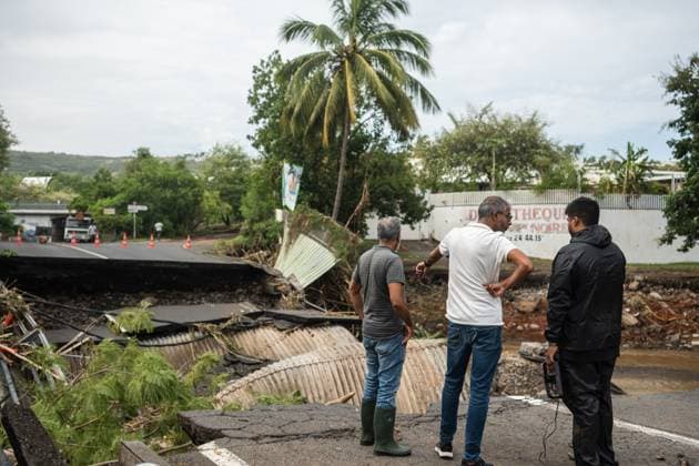 News Themen der Woche KW09 News Bilder des Tages Cyclone Garance Hits French Island La Reunion 24 hours after the seventh cyclone of the year, named Garance, we can see the damage on the island, in the town center of the seaside resort of Saint-Gilles-Les-Bains, island of Reunion, on March 1, 2025. The cyclone arrived on the island s northeastern flank, passing as close as possible, 70 km from the island of Reunion, during the night of February 28, 2025. Photo by Romain Philippon ABACAPRESS.COM Saint-Gilles les bains La Reunion France  Copyright: xPhilipponxRomain ABACAx