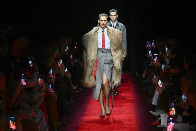 Bilder des Jahres 2025, Entertainment 03 März Entertainment Themen der Woche KW09 Entertainment Bilder des Tages Milan, Italy: Milan, Milan Women s Fashion Week: Fall Winter 2025 - Women s Fashion, Fall Winter 2025.- Ferrari fashion show - catwalk. in the photo: model Milan Italy  - ZUMAp169 20250301_zea_p169_409 Copyright: xSimonaxChiocciax