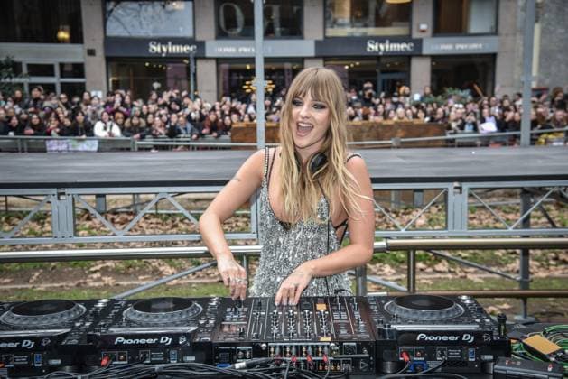Entertainment Bilder des Tages March 1, 2025, Milano: A DJ set by Victoria de Angelis, bassist of the Italian rock band Maneskin, on the occasion of the Dolce & Gabbana s fashion show as part of the Womenswear Fall-Winter 2025 2026 Milan Fashion Week, in Milan, Italy, 01 March 2025..ANSA MATTEO CORNER Milano  - ZUMAa110 20250301_zaf_a110_027 Copyright: xMatteoxCornerx xZ14x