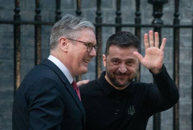 Bilder des Jahres 2025, News 03 März News Themen der Woche KW09 News Bilder des Tages March 1, 2025, London, England, United Kingdom: UK Prime Minister KEIR STARMER welcomes President of Ukraine VOLODYMYR ZELENSKYY to 10 Downing Street. London United Kingdom - ZUMAs262 20250301_zip_s262_020 Copyright: xTayfunxSalcix