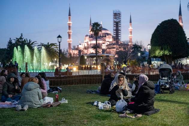 News Themen der Woche KW09 News Bilder des Tages Beginning Of Ramadan In Istanbul Muslims share Iftar, the evening fast-breaking meal, on the first day of the Muslim fasting month of Ramadan in Istanbul, Turkey, on March 1, 2025. Istanbul Turkey  Copyright: xUmitxTurhanxCoskunx originalFilename: coskun-notitle250301_nphEU.jpg