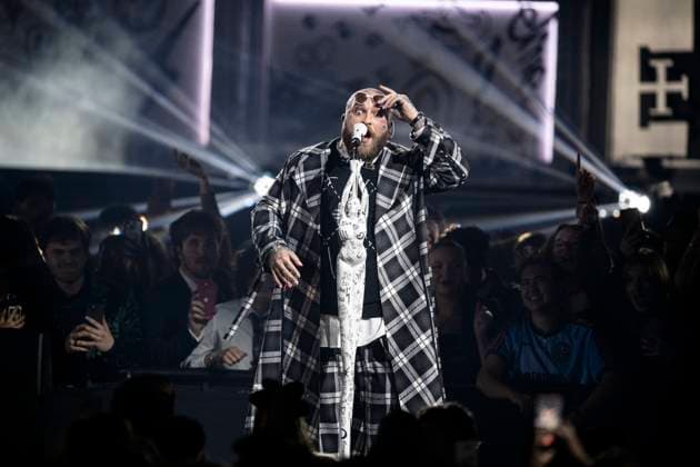 Bilder des Jahres 2025, Entertainment 03 März Teddy Swims performing live at the 2025 BRIT awards ceremony, O2 Arena, London, on 1 March 2025 Teddy Swims performing live at the 2025 BRIT awards ceremony, O2 Arena, London, on 1 March 2025 Teddy Swims (Jaten Collin Dimsdale) is an American singer-songwriter and rapper. Known for his genre-blending music, including soul, country, and pop, he originally attracted fans through song covers on his YouTube channel in ˜19 and ˜20. His third extended play, Tough Love (˜22), became his first entry on the Billboard 200. Swims rose to prominence in ˜23 with the single Lose Control , which peaked within the top ten on the charts in several countries and topped the Billboard Hot 100 the next year, Credit:Dafydd Owen Avalon The O2, Greater  Copyright: xDafyddxOwenx xAvalonx 0970776187