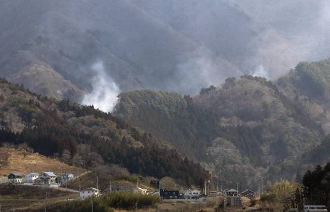 News Themen der Woche KW09 Forest fire in northeastern Japan Smoke rises from a mountain as a forest fire continues to burn in Ofunato in Iwate Prefecture, northeastern Japan, on March 2, 2025.  A14AA0004234247P