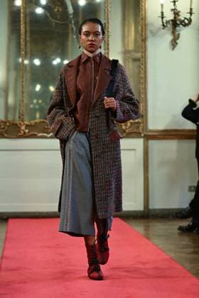 Milan, Milan Women s Fashion Week: Fall Winter 2025 - Hui Fashion Show - Catwalk Milan, Milan Women s Fashion Week: Fall Winter 2025 - Women s Fashion, Fall Winter 2025.- Hui fashion show - catwalk. in the photo: model MILAN Italy  Copyright: xIPA ABACAx