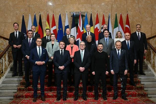 Bilder des Jahres 2025, News 03 März News Themen der Woche KW09 News Bilder des Tages . 02 03 2025. London, United Kingdom. (Back row L-R) NATO secretary General Mark Rutte, Netherlands Prime Minister Dick Schoof, Sweden s Prime Minister Ulf Kristersson, Germany s Chancellor Olaf Scholz, Norway s Prime Minister Jonas Gahr Store, Czech Republic s Prime Minister Petr Fiala, Turkey s Minister of Foreign Affairs Hakan Fidan, (Middle row L-R) Spain s Prime Minister Pedro Sanchez, Denmark s Prime Minister Mette Frederiksen, European Commission President Ursula von der Leyen, European Council President Antonio Costa, Canada s Prime Minister Justin Trudeau, Italy s Prime Minister Giorgia Meloni, Romania s Interim President Ilie Bolojan, (Front row L-R) Finland s President Alexander Stubb, France s President Emmanuel Macron, Britain  xPoolx xi-Imagesx IIM-25773-0011