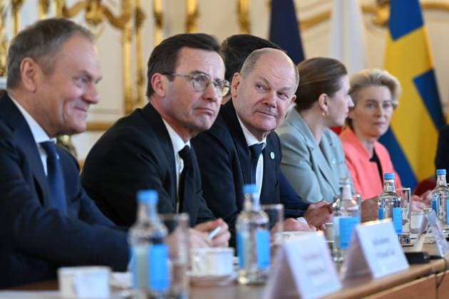 News Themen der Woche KW09 News Bilder des Tages . 02 03 2025. London, United Kingdom. Germany s Chancellor Olaf Scholz and other leaders at the European Leaders Summit in London.  xPoolx xi-Imagesx IIM-25773-0019