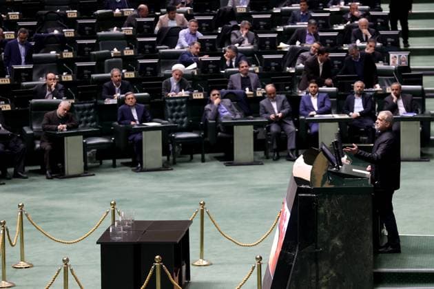 News Themen der Woche KW09 News Bilder des Tages March 2, 2025, Tehran, Iran: Iranian President MASOUD PEZESHKIAN speaks during a Parliament session to defend his Minister of Economy and Finance at the Iranian Parliament in Tehran. IranÃ¢â‚¬â ¢s Parliament impeached and removed Finance Minister Abdonnasser Hemmati over economic issues and the rialÃ¢â‚¬â ¢s sharp devaluation. Despite President PezeshkianÃ¢â‚¬â ¢s defense, 182 lawmakers voted for his dismissal. The impeachment, led by 91 MPs, cited his failure to stabilize markets. Since Pezeshkian took office in July, the rial has fallen to over 920,000 per USD. Tehran Iran - ZUMAi98_ 20250302_zih_i98_034 Copyright: xIranianxPresidencyx