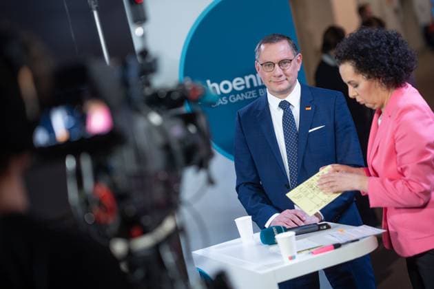 News Themen der Woche KW09 News Bilder des Tages Wahl zur Hamburgischen Bürgerschaft am 2. März 2025 Wahlabend Medienzentrum im CCH AfD-Bundesvorsitzender Tino Chrupalla im TV-Interviews im Medienzentrum;Wahl zur Hamburgischen Bürgerschaft am 2. März 2025 Wahlabend Medienzentrum im CCH AfD-Bundesvorsitzender Tino Chrupalla im TV-Interviews im Medienzentrum, Hamburg Hamburg Deutschland Medienzentrum im CCH *** Election to the Hamburg Parliament on 2 March 2025 Election Evening Media Center at CCH AfD Federal Chairman Tino Chrupalla on TV Interviews at the Media Center Election to the Hamburg Parliament on 2 March 2025 Election Evening Media Center at CCH AfD Federal Chairman Tino Chrupalla on TV Interviews at the Media Center, Hamburg Hamburg Germany Media Center at CCH