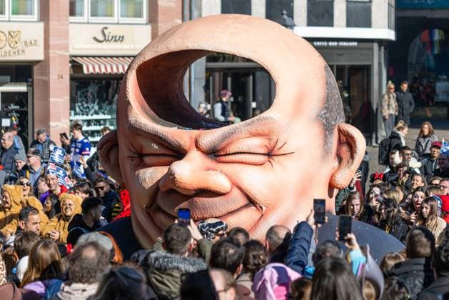 Bilder des Jahres 2025, News 03 März News Themen der Woche KW09 News Bilder des Tages Faschingsumzug in Frankfurt am Main Der Frankfurter Faschingsumzug zieht am 02.03.2025 über den Römerberg in Frankfurt am Main. Ein Motivwagen zeigt Bundeskanzler Olaf Scholz (SPD) mit hohlem Kopf. Frankfurt am Main Römerberg Hessen Deutschland *** Carnival parade in Frankfurt am Main The Frankfurt carnival parade will pass through the Römerberg in Frankfurt am Main on 02 03 2025 A float shows Federal Chancellor Olaf Scholz SPD with a hollow head Frankfurt am Main Römerberg Hesse Germany 2025-03-02_ffm_fasching_umzug_12