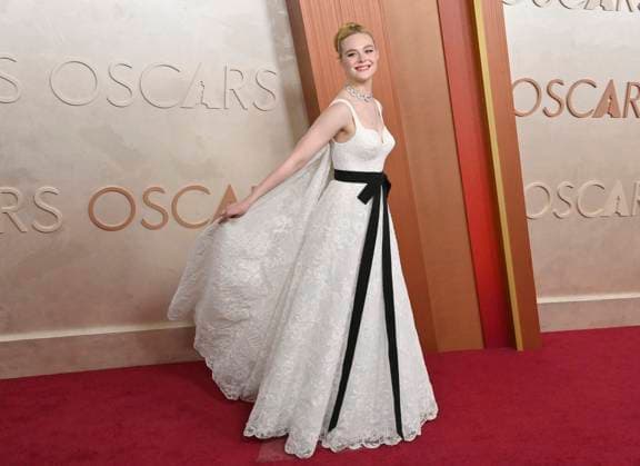 Elle Fanning arrives on the red carpet for the 97th Academy Awards in the Hollywood section of Los Angeles on Sunday, March 2, 2025.  LAP20250302358 JIMxRUYMEN